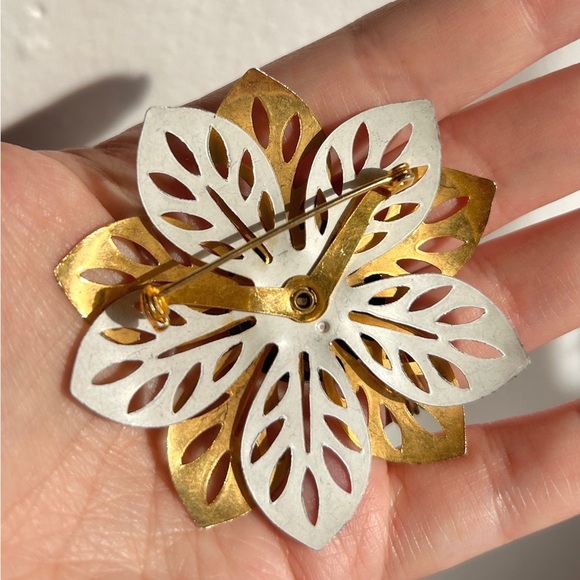 Vintage 50s/60s Layered Flower Brooch – White Enamel & Gold-Tone - Picture 3 of 4